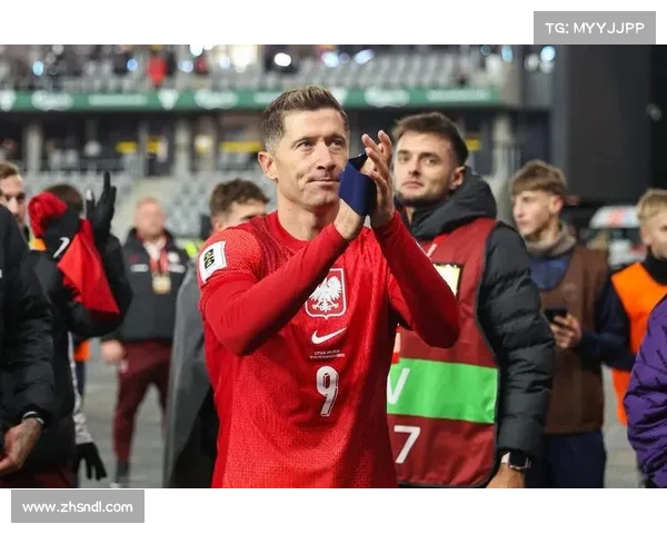 巴萨双星闪耀莱万登顶欧冠射手榜首位置领跑欧洲 巴萨双星闪耀莱万登顶欧冠射手榜首位置领跑欧洲